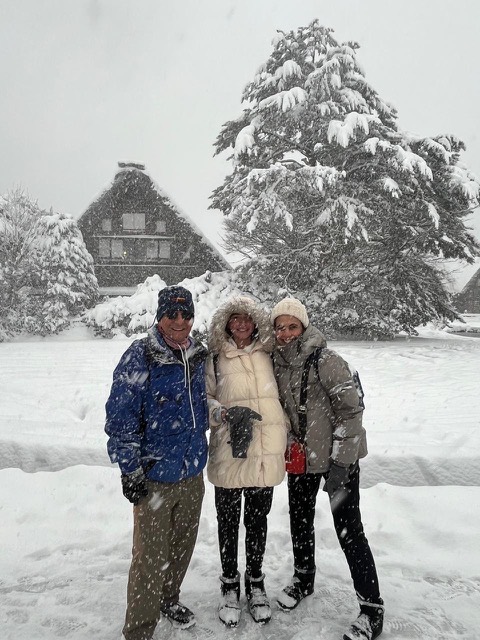 La familia de Adriana bajo una nevada, frente a las casas de techo de paja de Shirakawa-go.